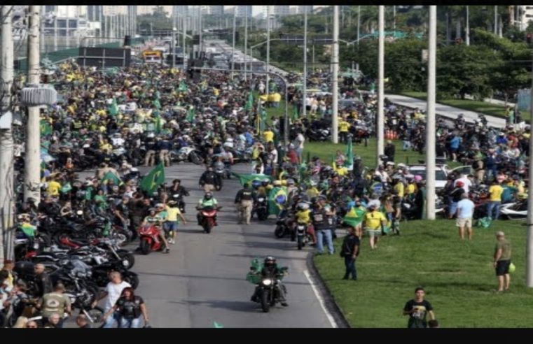 Bolsonaro participa, sem máscara, de ato com motociclistas no Rio