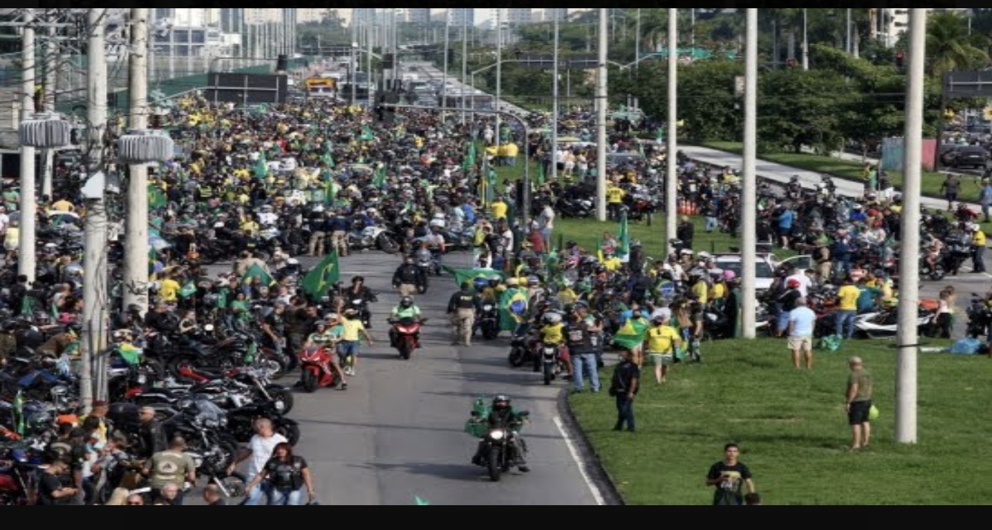 Bolsonaro participa, sem máscara, de ato com motociclistas no Rio