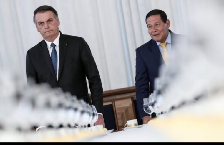 Bolsonaro diz que Mourão ‘por vezes atrapalha’, mas ‘tem que aturar’