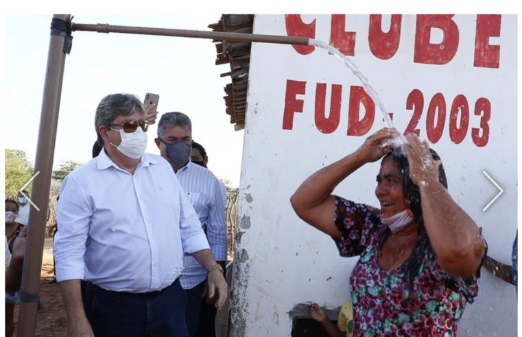 João Azevêdo entrega abastecimento de água, sistema de energia solar e inspeciona obras em Campina Grande