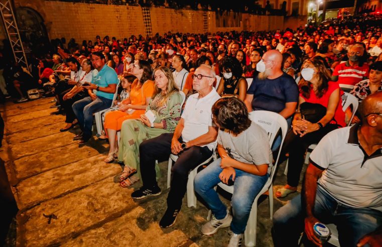 Semana SantaPrefeito assiste ao espetáculo da Paixão de Cristo no Centro Histórico