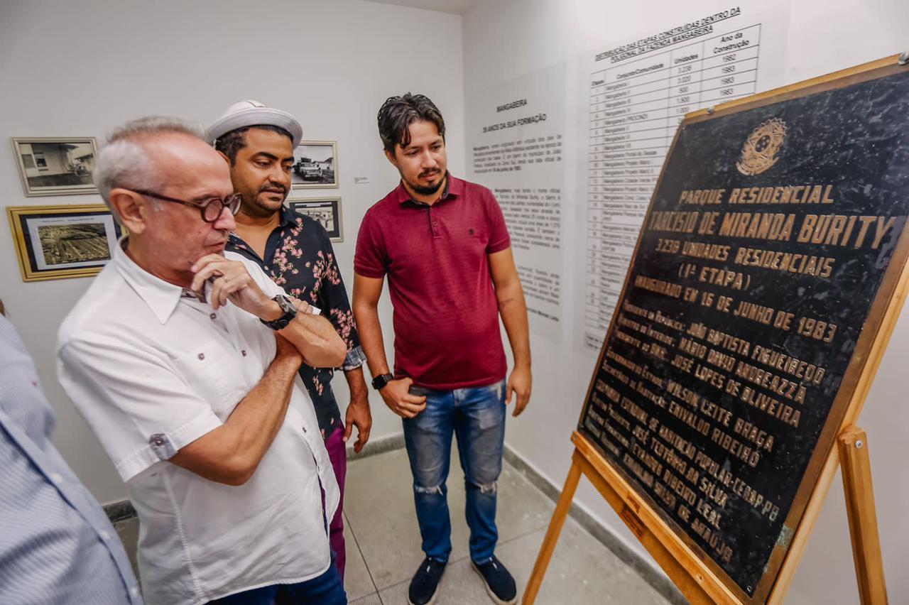 Referência na músicaPrefeito participa de homenagem a Pinto do Acordeon e confere novo painel no Centro Cultural Mangabeira