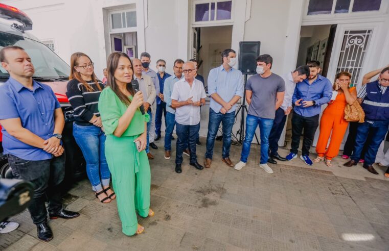 SaúdePrefeito entrega dez novas ambulâncias para cobertura de UPAs e hospitais da Rede Municipal