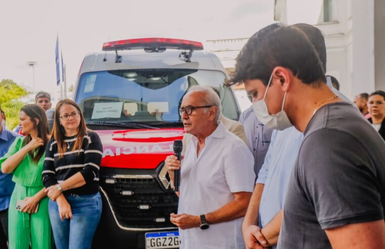 SaúdePrefeito entrega dez novas ambulâncias para cobertura de UPAs e hospitais da Rede Municipal