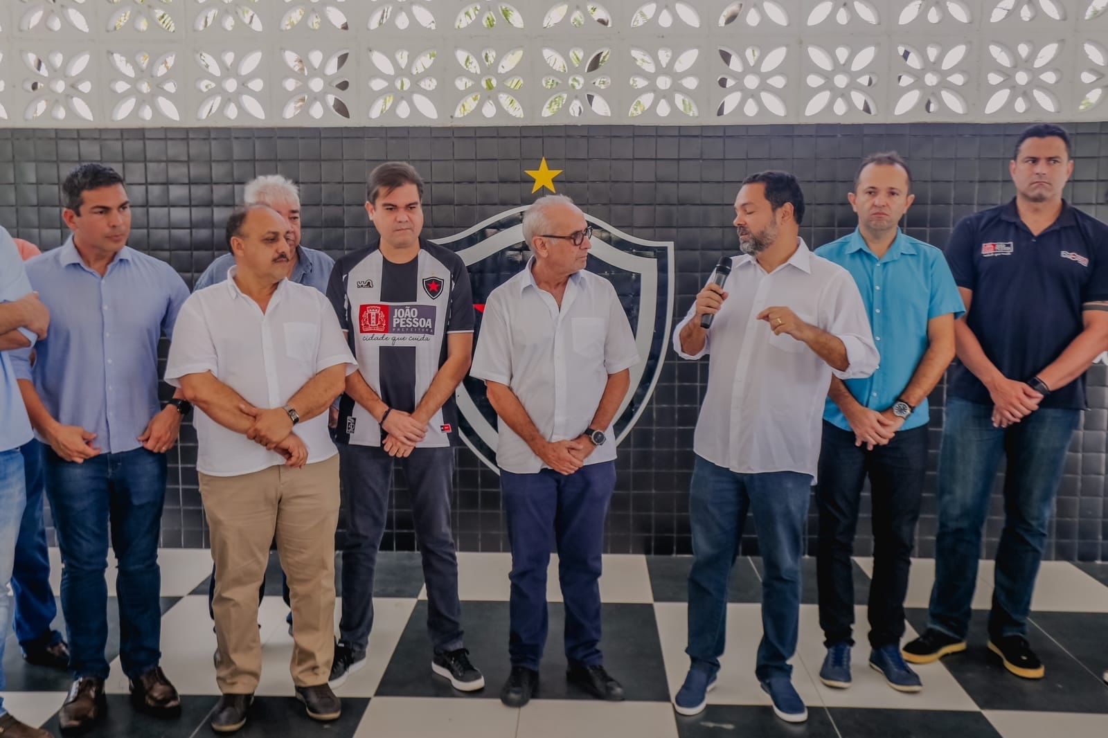 Capital do esportePrefeito assina convênio com Botafogo-PB que beneficia alunos da Rede Municipal do projeto ‘Campeões do Amanhã