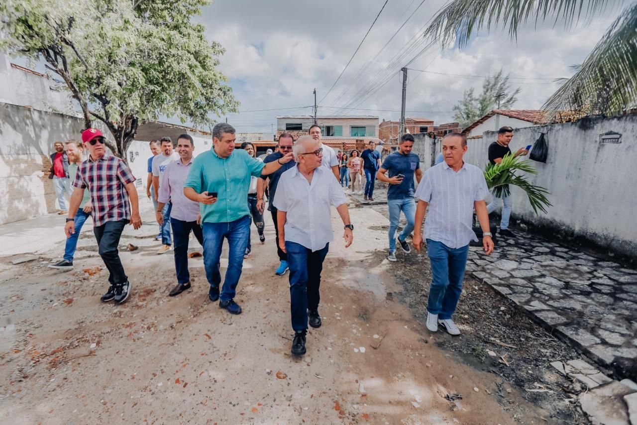 Atuação nos bairrosCícero Lucena autoriza pavimentação de 13 ruas, vistoria obras e visita beneficiários de ações da Prefeitura em Gramame