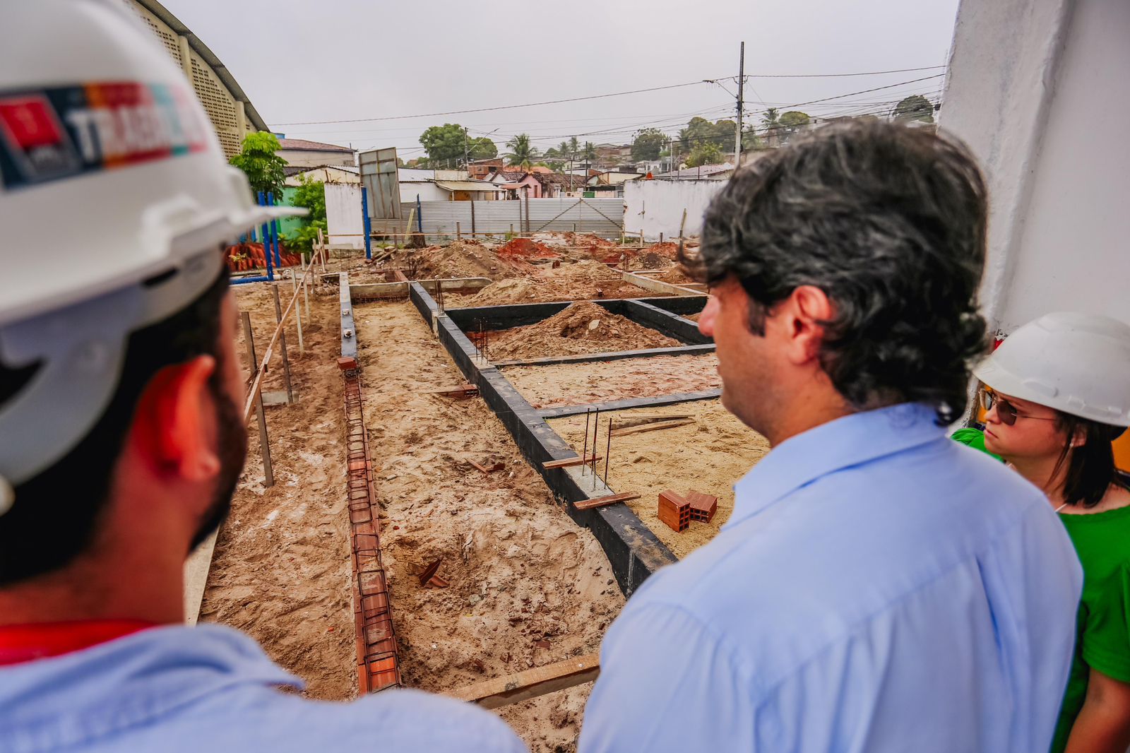 Investimento na EducaçãoLeo Bezerra fiscaliza andamento das obras de reconstrução de escola no Bairro dos Novais