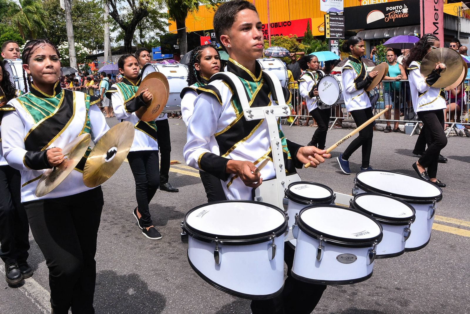 Escolas municipais e bandas marciais desfilam neste sábado e domingo nos bairros José Américo e Valentina